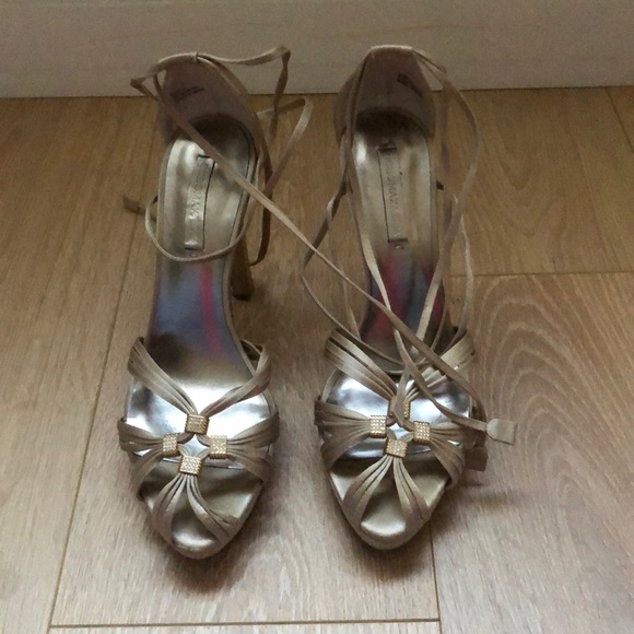 Gorgeous champagne gorgeous satin beaded sandals - Picture 1 of 6